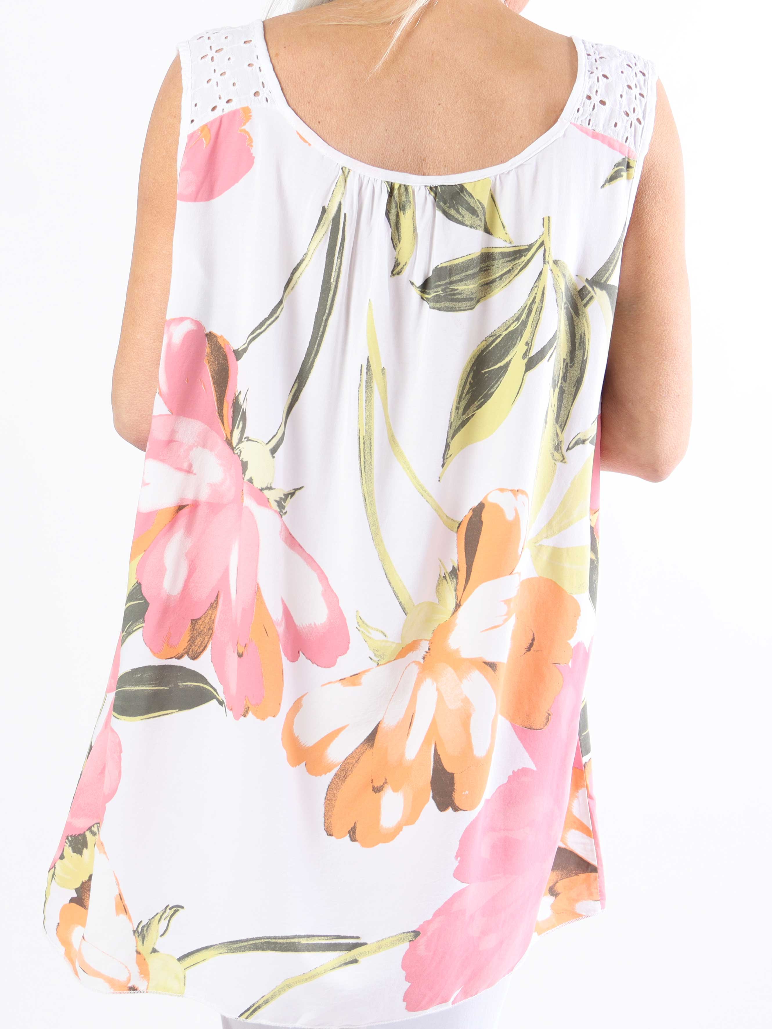 Goria - Söt blommig topp i ljus viskos i plusstorlek